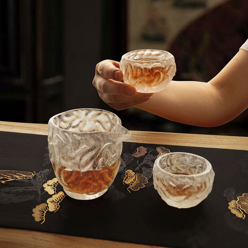 Súprava sklenených čajových šálok s bublinkovým vzorom na použitie v domácej kancelárii
