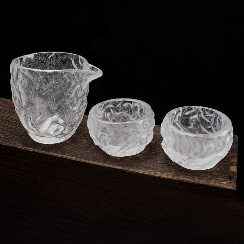 Súprava sklenených čajových šálok s bublinkovým vzorom na použitie v domácej kancelárii