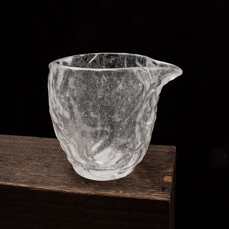 Súprava sklenených čajových šálok s bublinkovým vzorom na použitie v domácej kancelárii