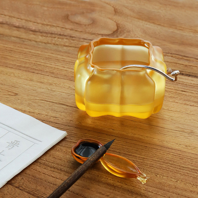 Nádoba na vodu v tvare tekvice z fialového krištáľového skla