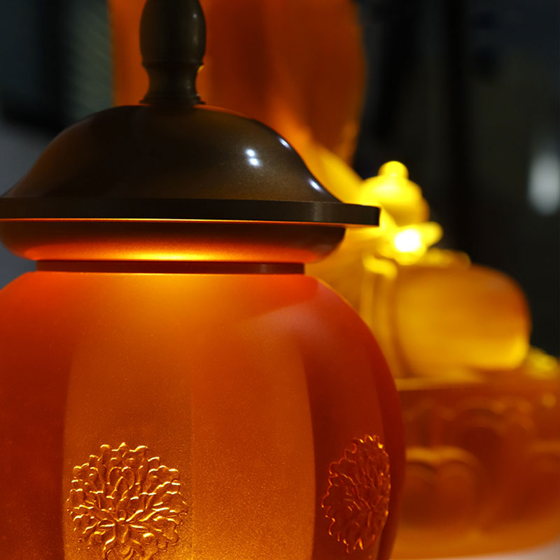 Súprava s darmi zo zlatého skla na budhistický oltár zo série „Bao Xiang Hua“.