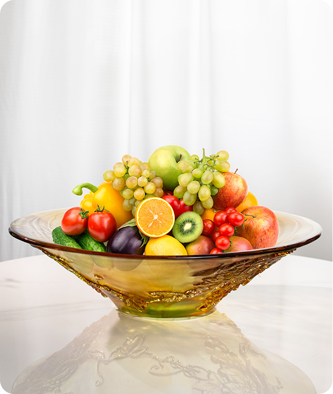 Sklenená nádoba so širokým hrdlom plná ovocia